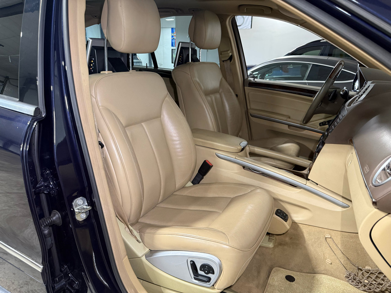 Used 2010 Mercedes-Benz GL 550 4MATIC image 23