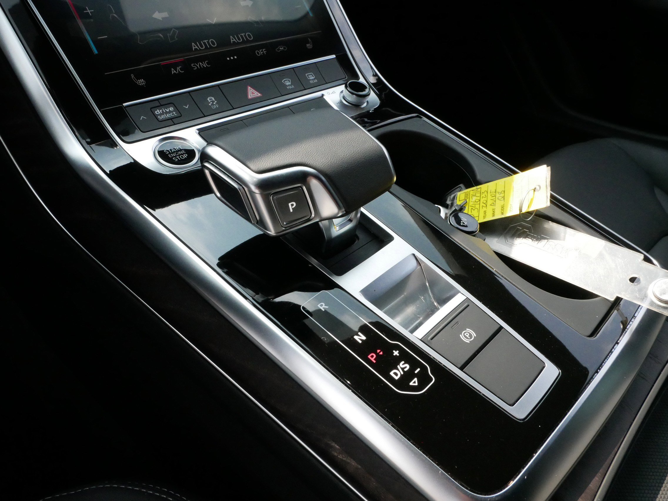 Used 2023 Audi Q8 Premium image 24