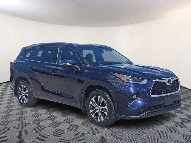 Used 2021 Toyota Highlander XLE AWD/4WD image 1