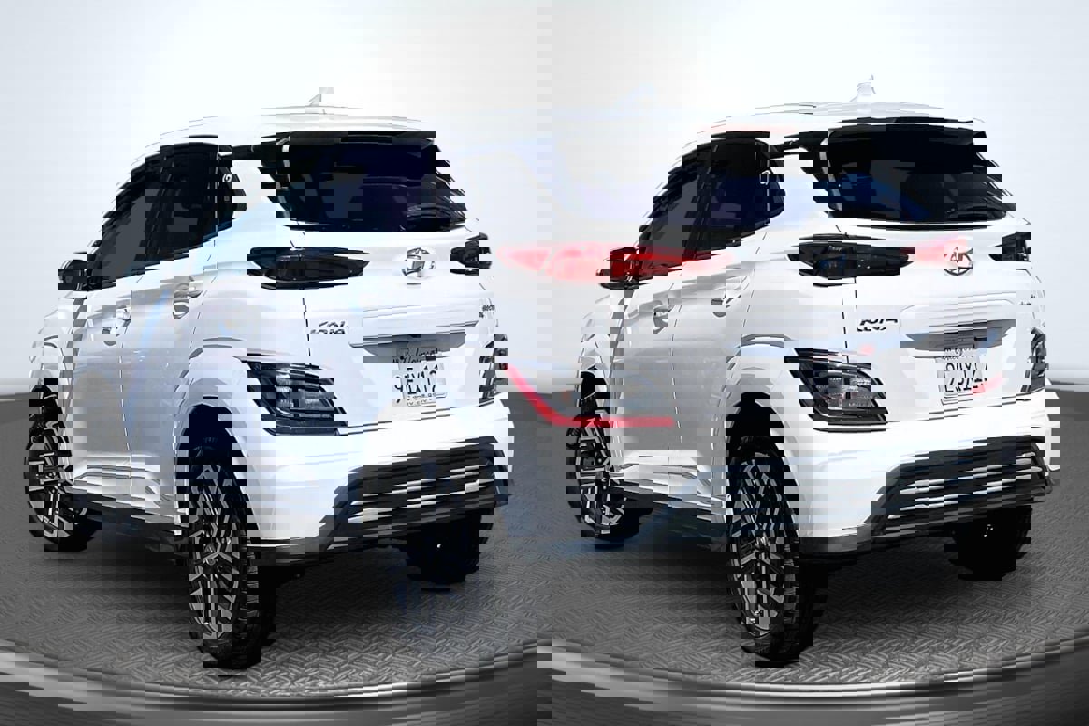 Used 2023 Hyundai Kona SE FWD image 2