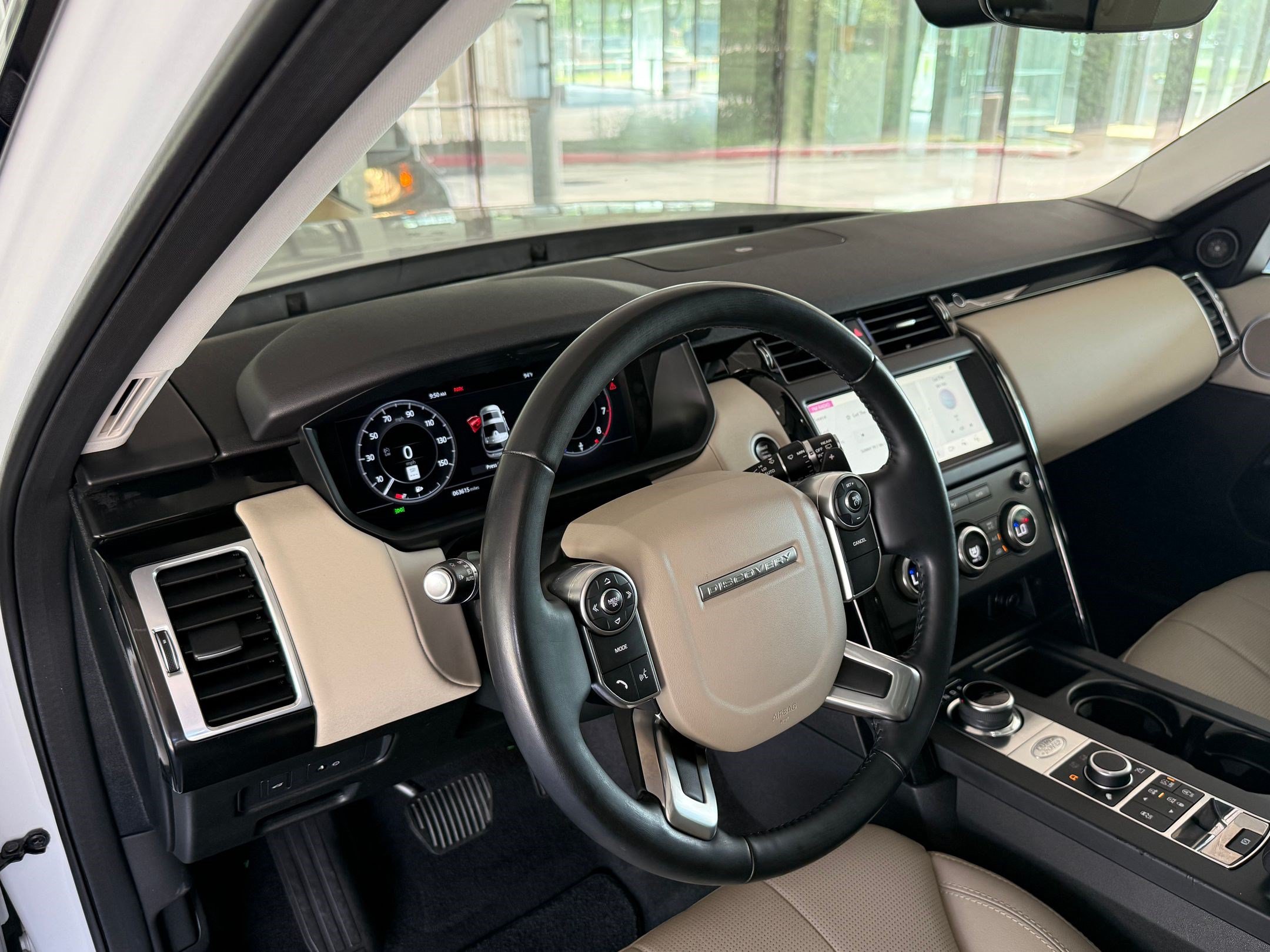 Used 2018 Land Rover Discovery SE AWD/4WD image 4
