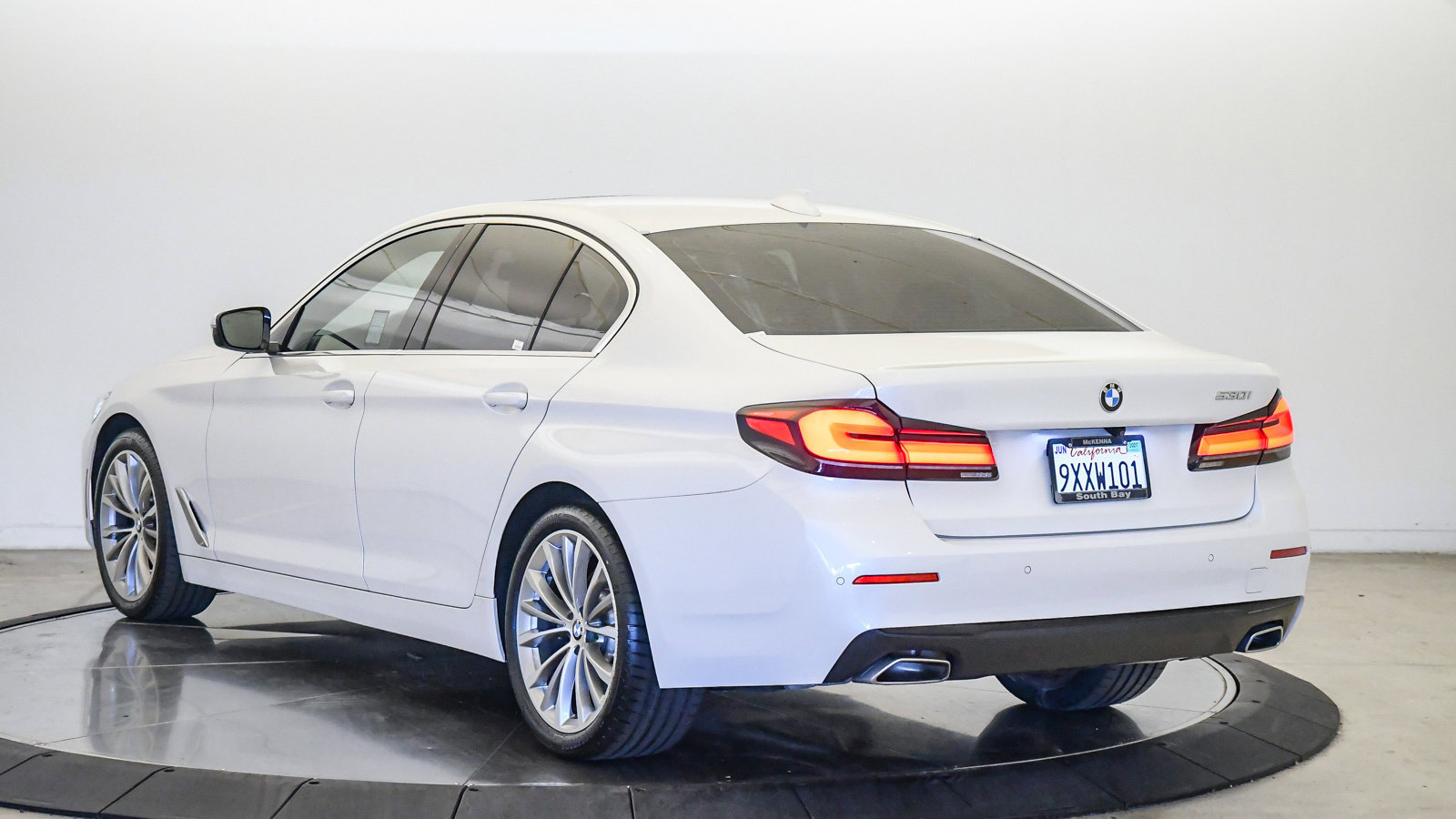 Used 2023 BMW 530i w/ Convenience Package RWD image 2