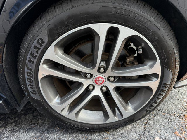 Used 2017 Jaguar XE Premium image 32