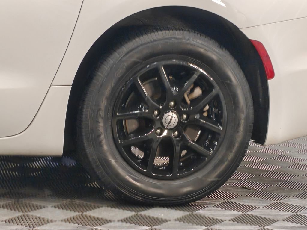 Used 2025 Chrysler Pacifica Select image 63