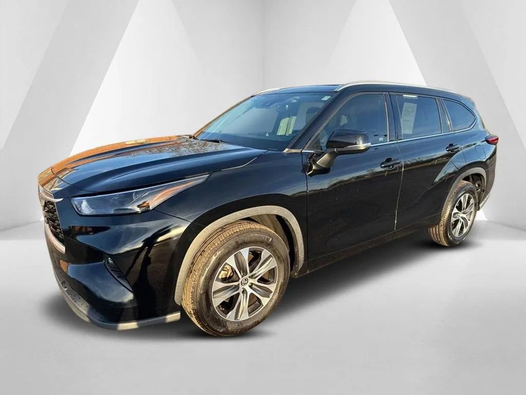 Used 2022 Toyota Highlander XLE FWD image 3