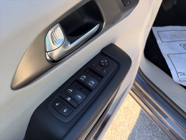Used 2023 Chrysler Pacifica Touring-L FWD image 11