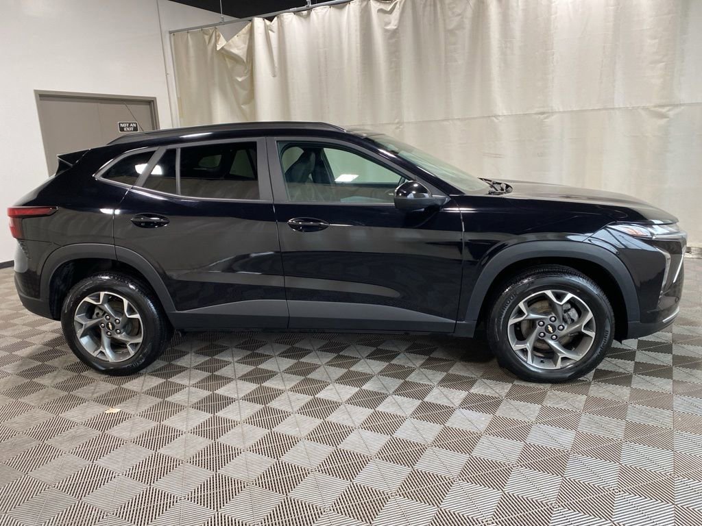 Used 2024 Chevrolet Trax LT w/ LT Convenience Package image 8