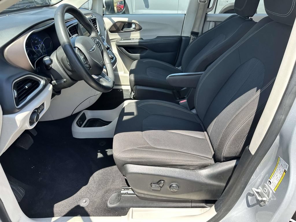 Used 2022 Chrysler Voyager LX FWD image 9