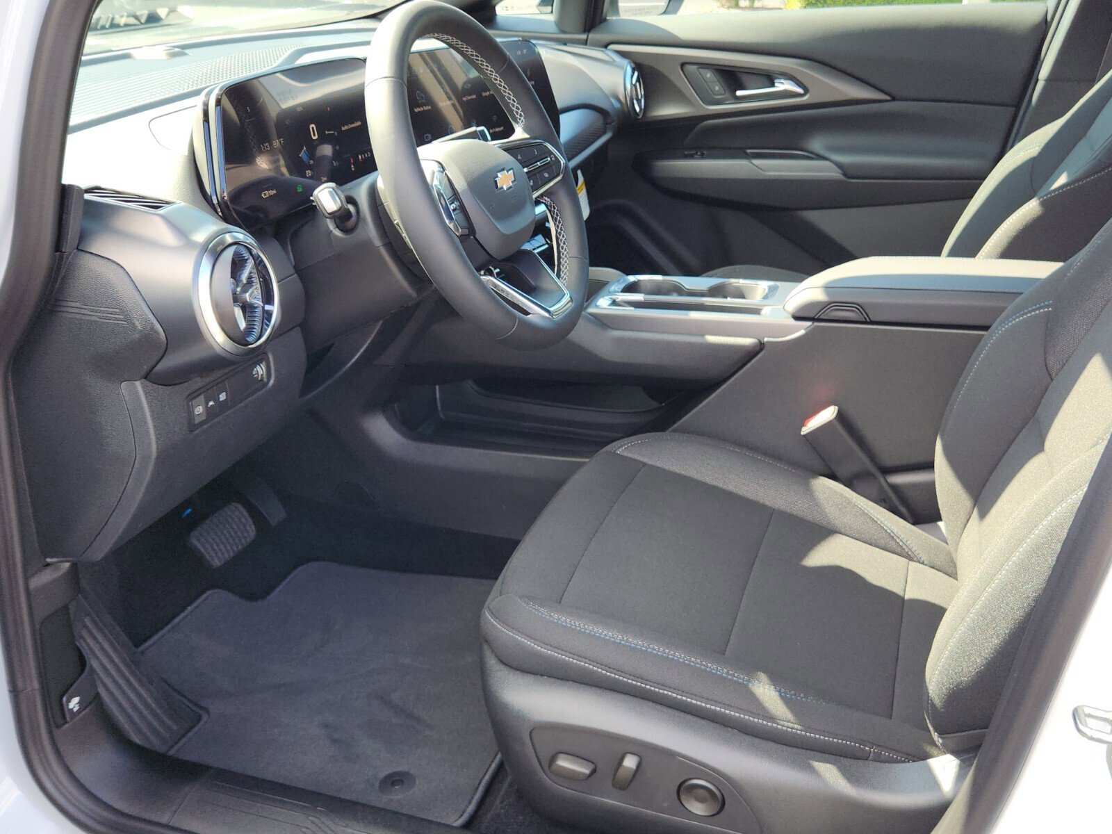 New 2026 Chevrolet Equinox EV LT w/ Comfort Package AWD/4WD image 6