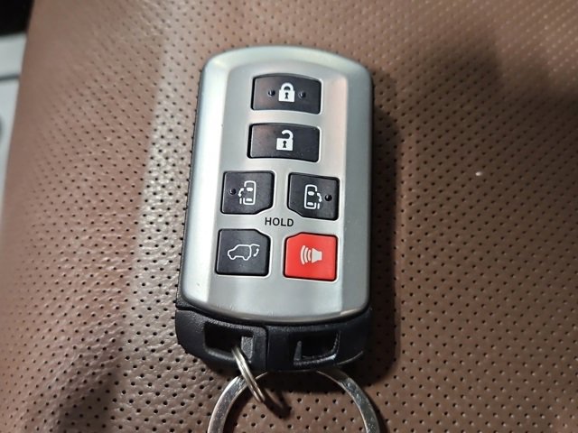 Used 2019 Toyota Sienna Limited Premium image 28
