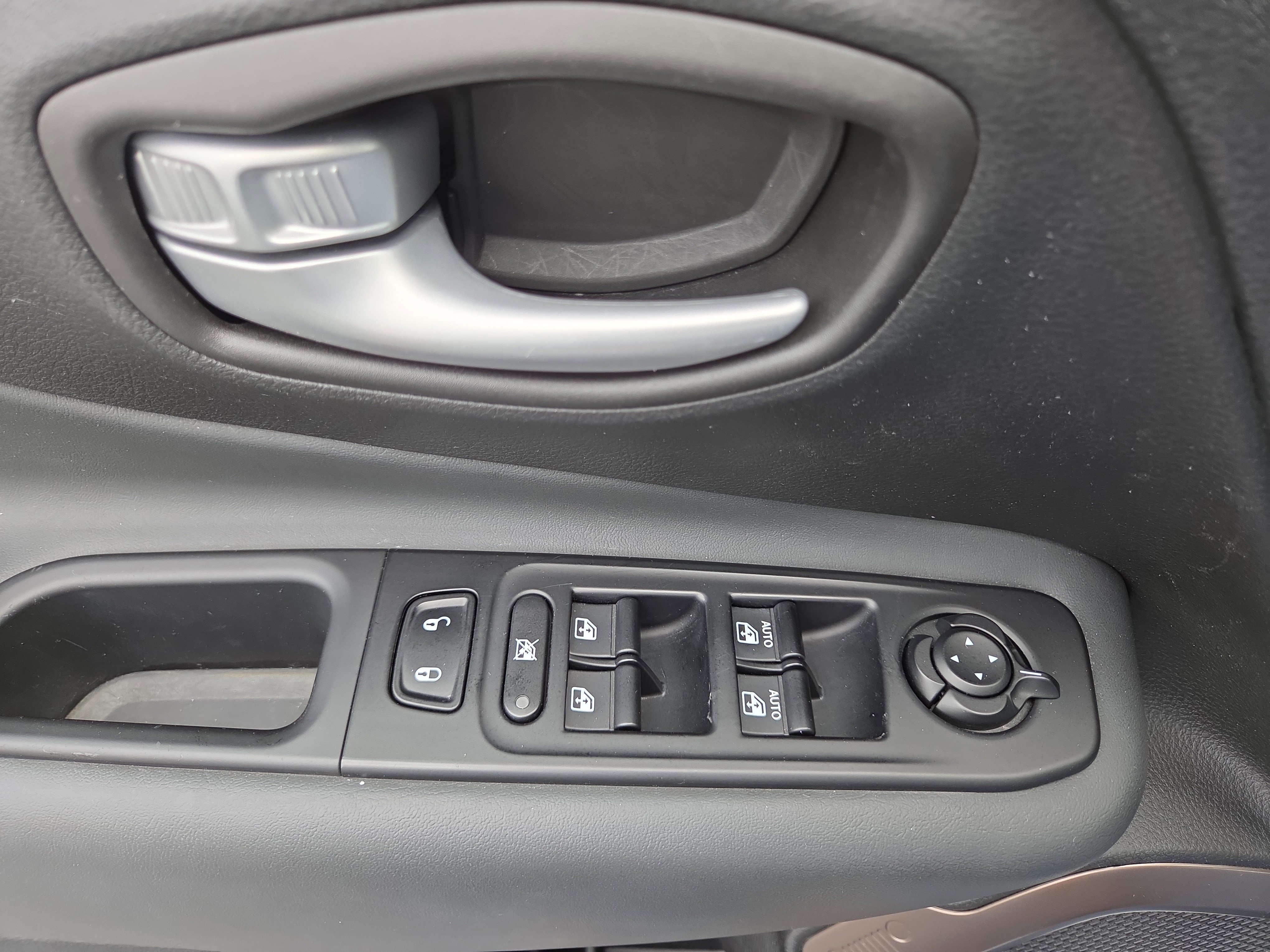 Certified 2023 Jeep Renegade Latitude AWD/4WD image 31
