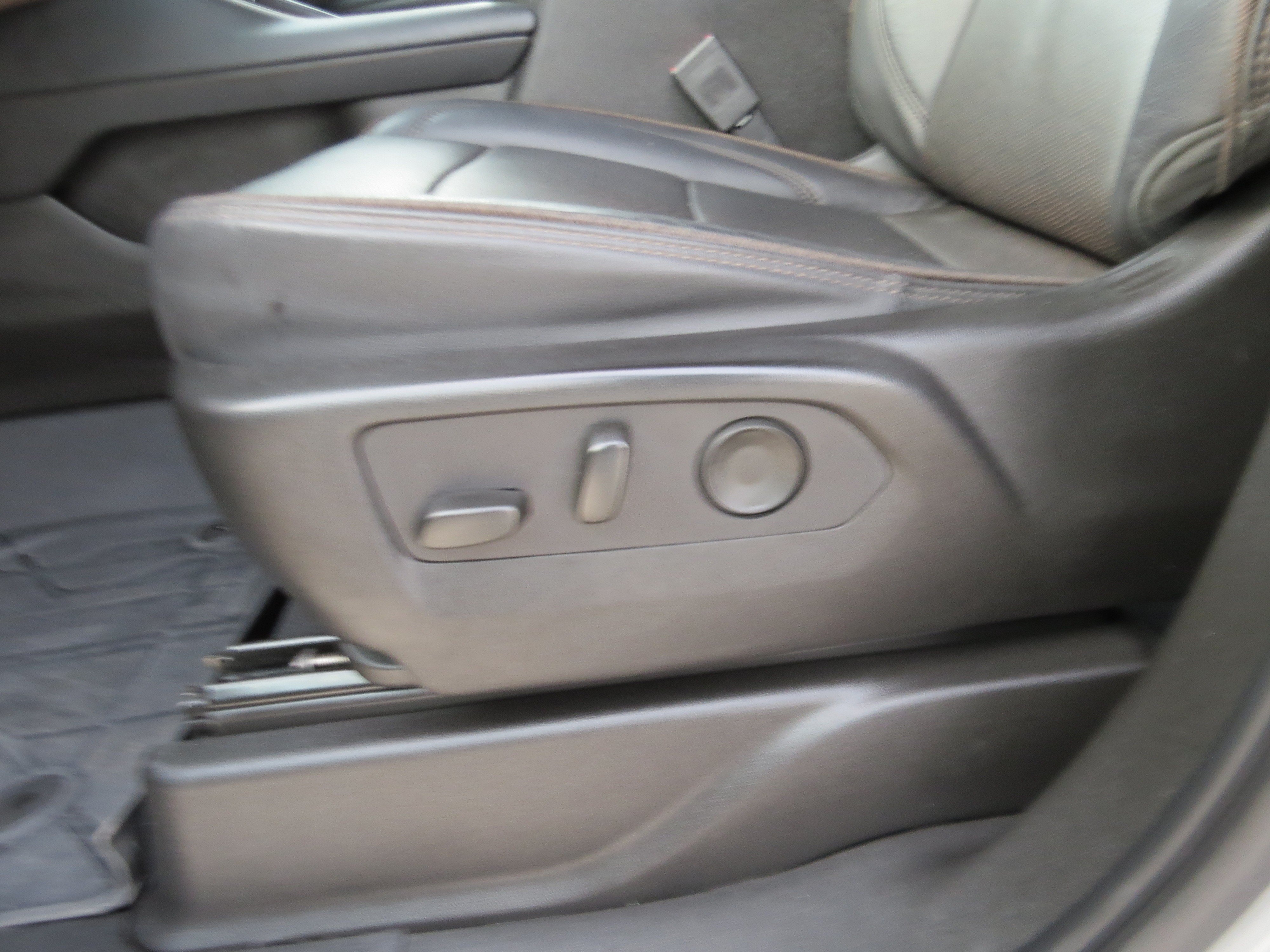 Used 2023 Chevrolet Suburban High Country RWD image 17