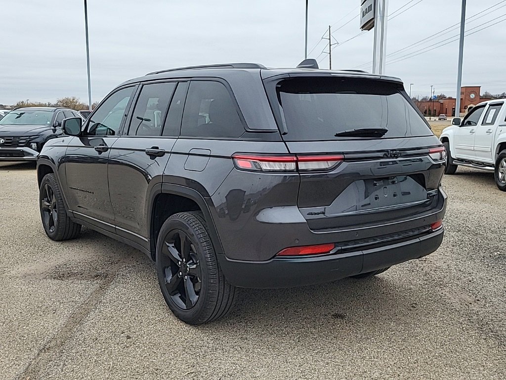 Used 2024 Jeep Grand Cherokee Limited w/ Black Appearance Package image 4