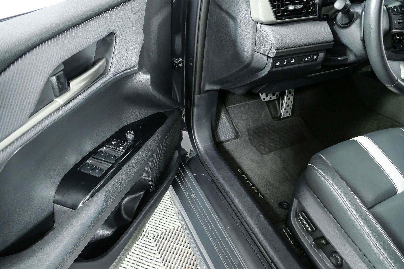 Used 2025 Toyota Camry SE w/ Convenience Package FWD image 7