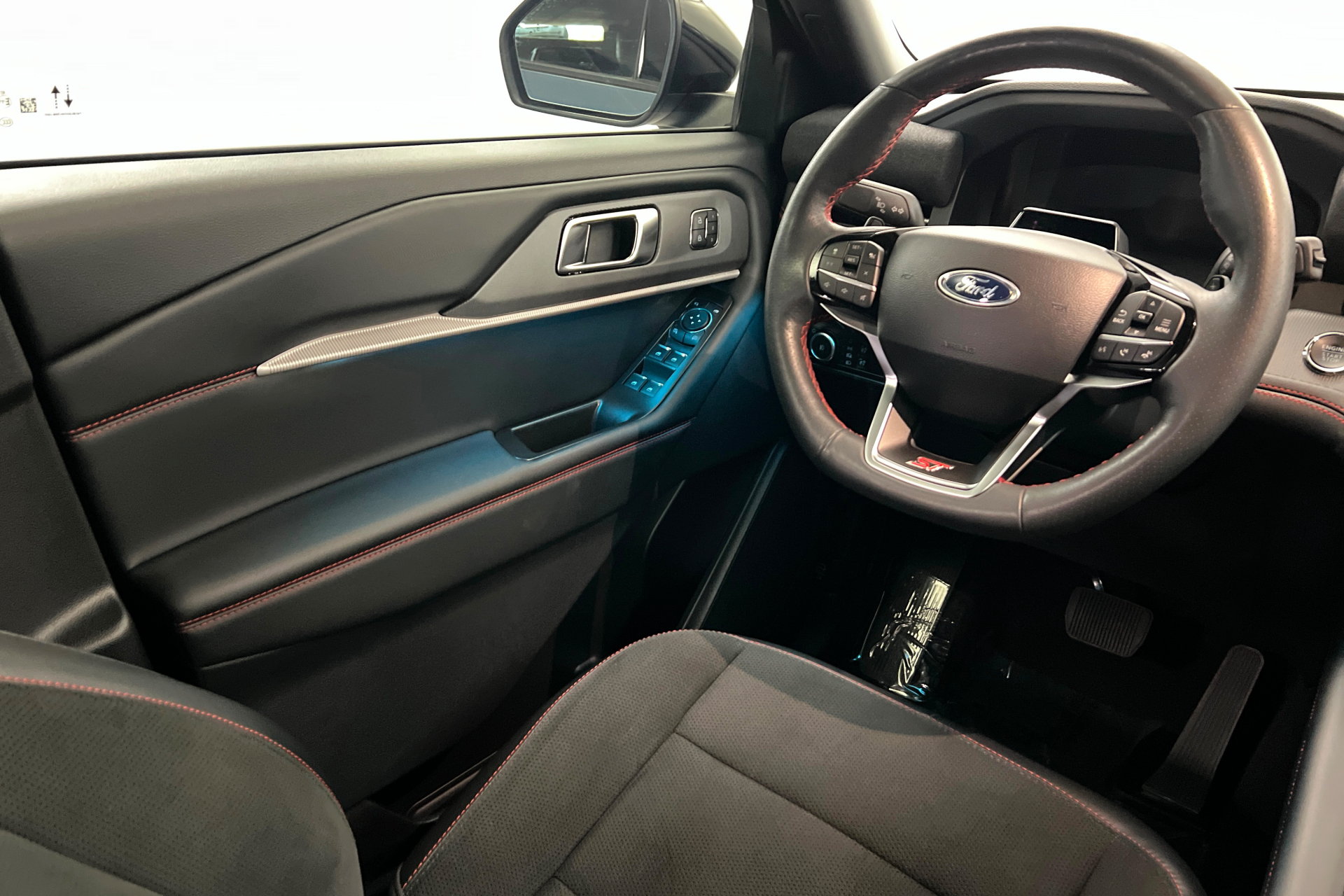 Used 2025 Ford Explorer ST AWD/4WD image 12