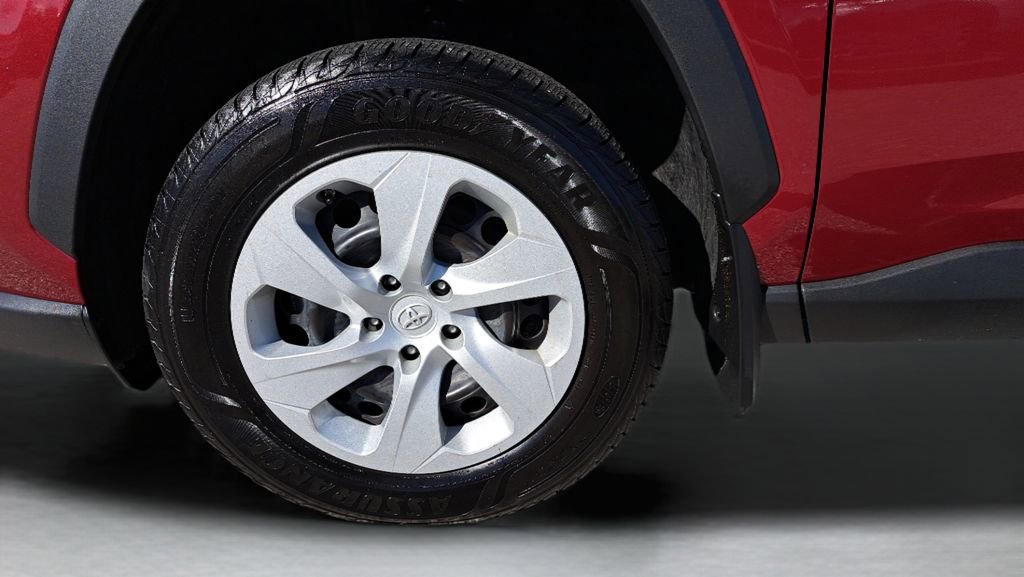 Used 2021 Toyota RAV4 LE image 10