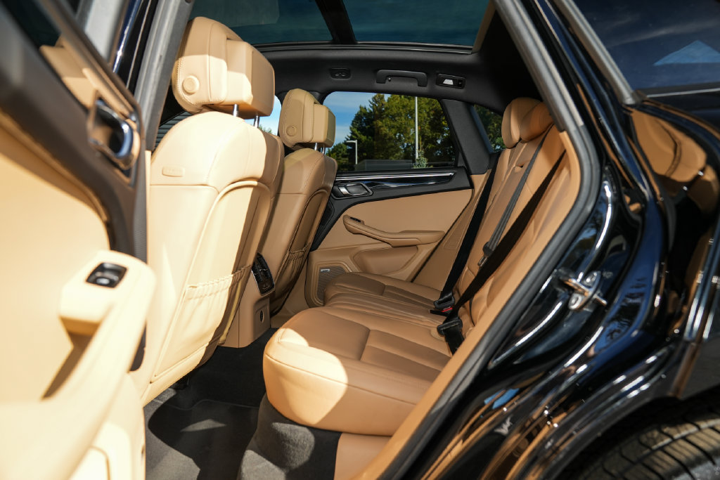 Certified 2018 Porsche Macan AWD/4WD image 32