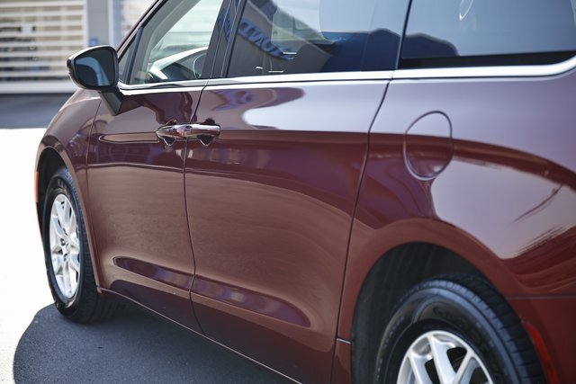 Used 2022 Chrysler Voyager LX image 5