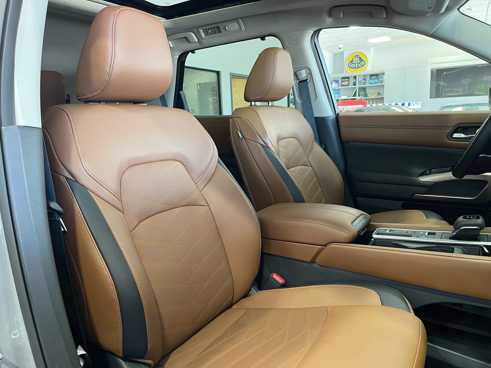 Used 2025 Nissan Pathfinder Platinum FWD image 43