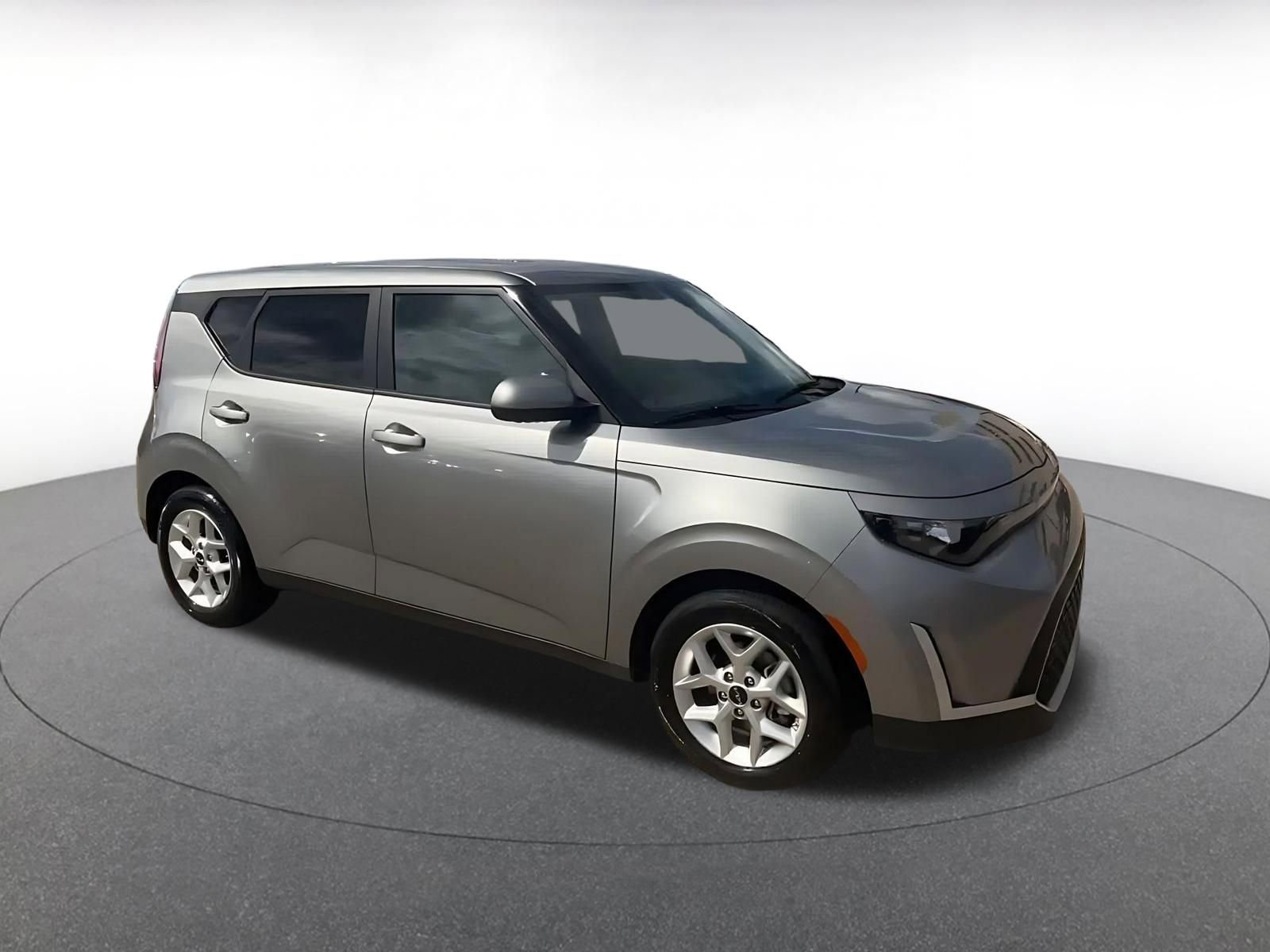 Used 2025 Kia Soul LX w/ LX Technology Package FWD image 2