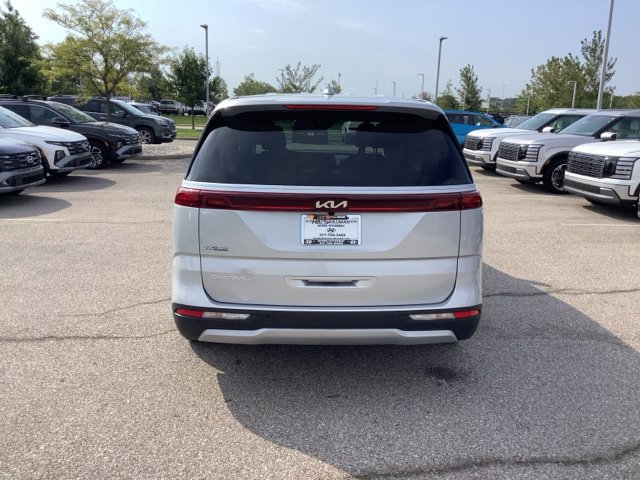 Used 2023 Kia Carnival LX FWD image 4
