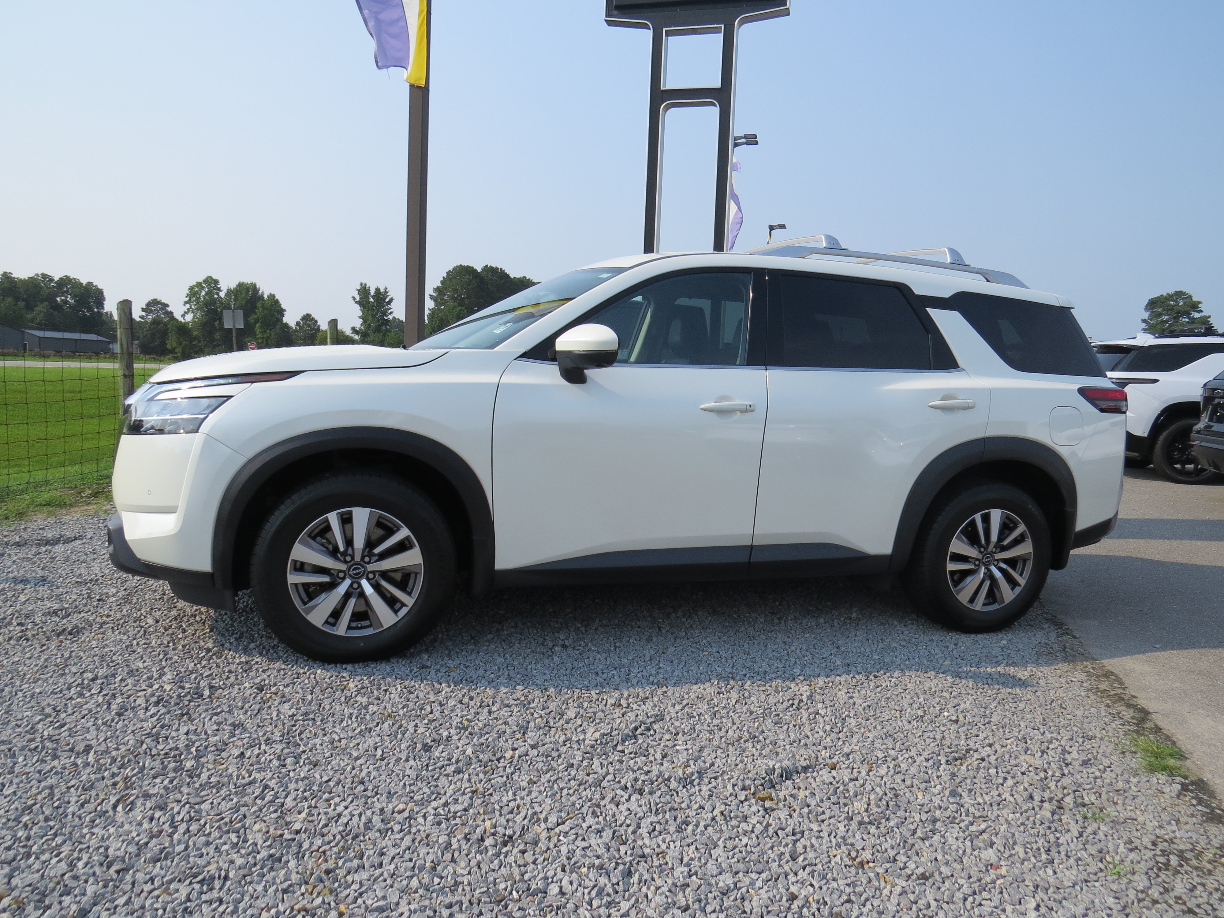 Used 2023 Nissan Pathfinder SL AWD/4WD image 6