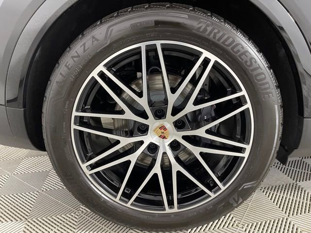 Used 2025 Porsche Cayenne image 18