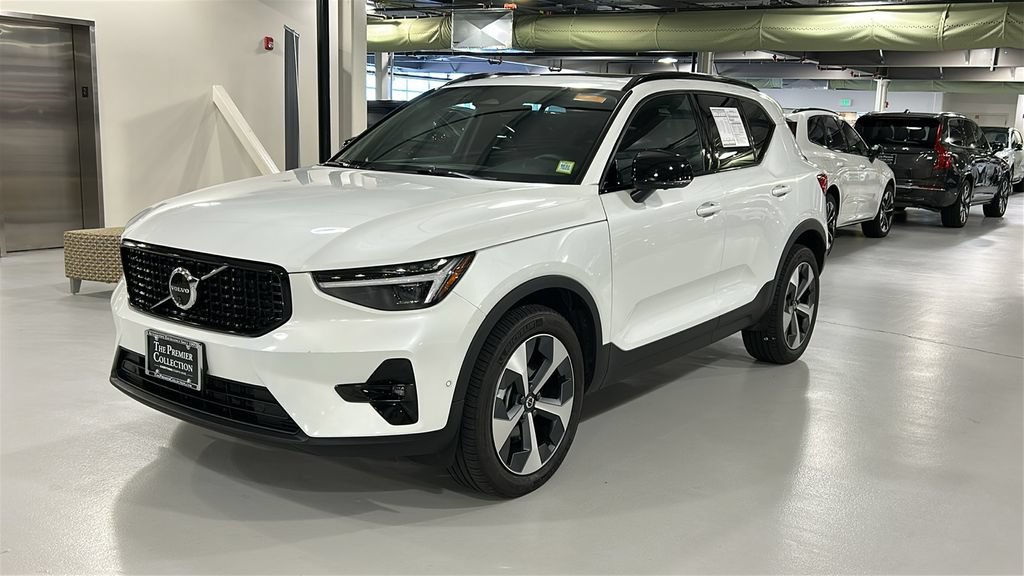 Used 2026 Volvo XC40 B5 Plus w/ Protection Package Premier AWD/4WD image 3