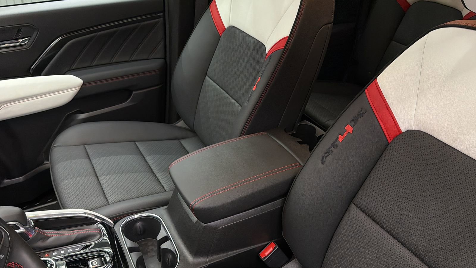 Used 2024 GMC Canyon AT4X image 27