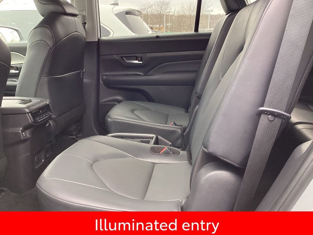 Used 2025 Toyota Grand Highlander AWD image 16