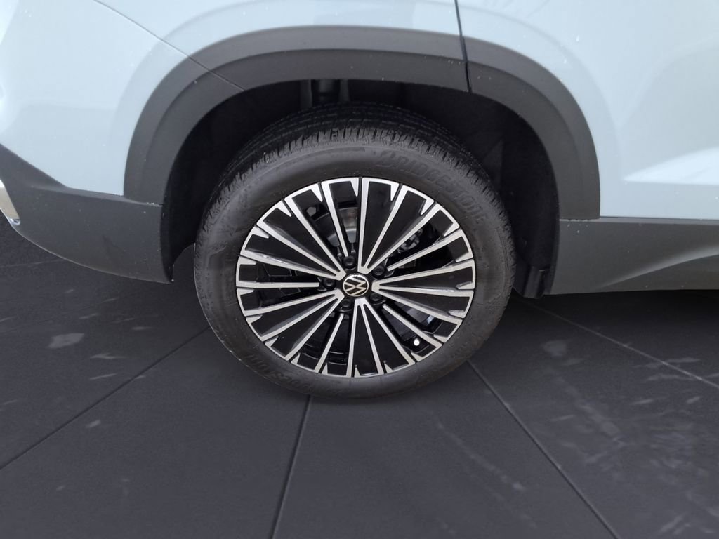 Used 2025 Volkswagen Taos SE image 27