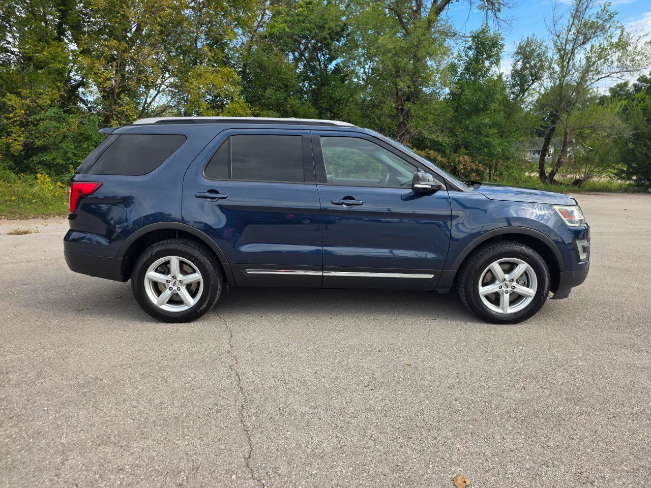 Used 2017 Ford Explorer XLT w/ Equipment Group 202A AWD/4WD image 6
