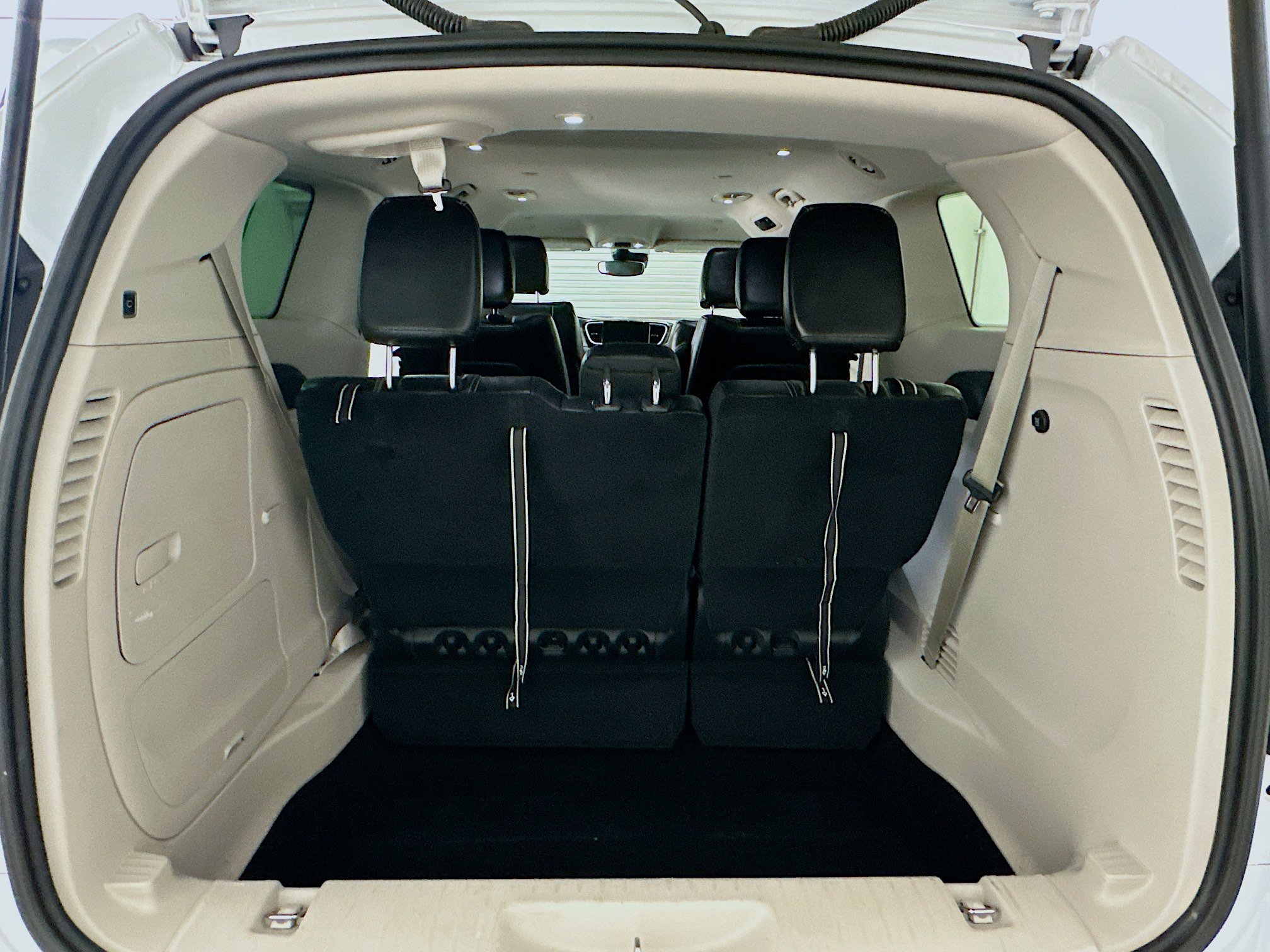 Used 2023 Chrysler Pacifica Touring-L image 30