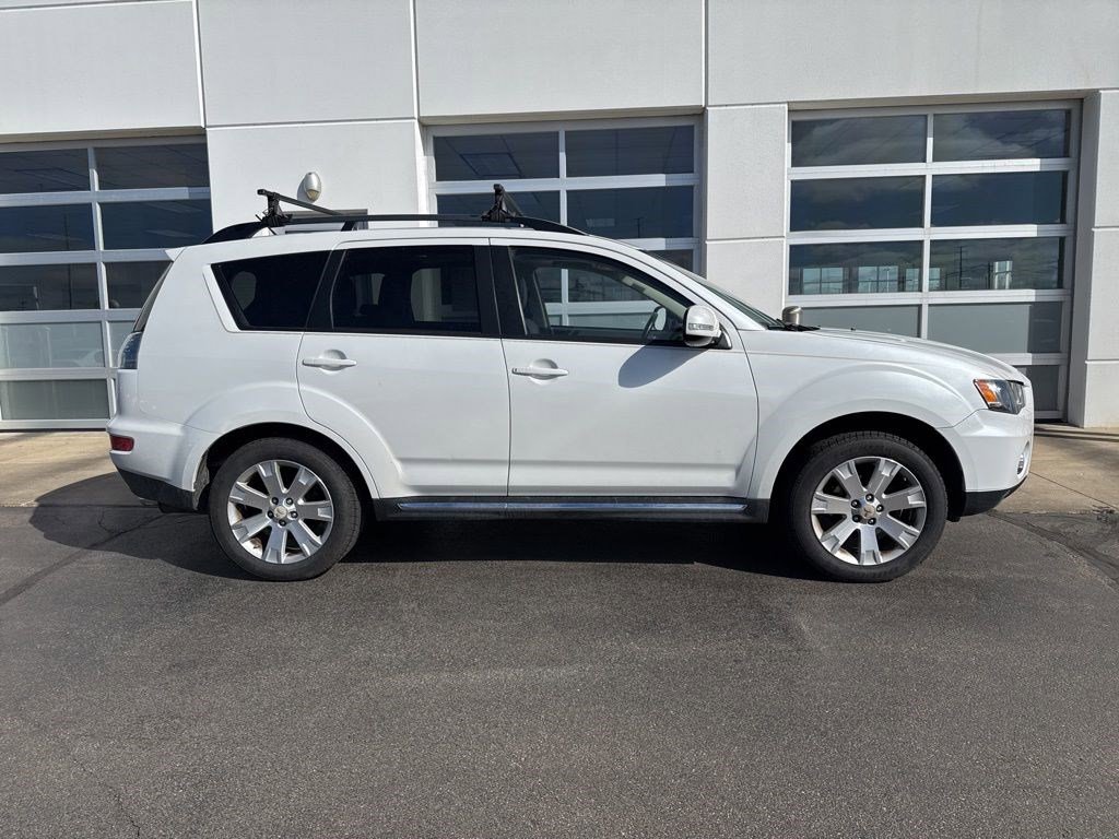 Used 2013 Mitsubishi Outlander SE image 3