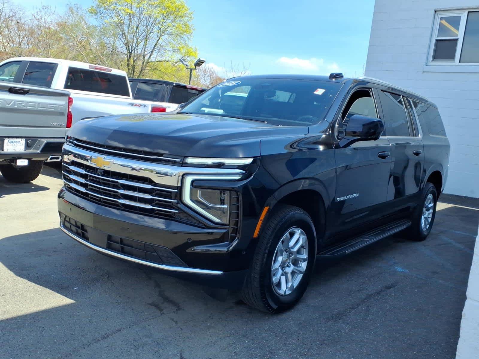 Used 2025 Chevrolet Suburban LT AWD/4WD image 3
