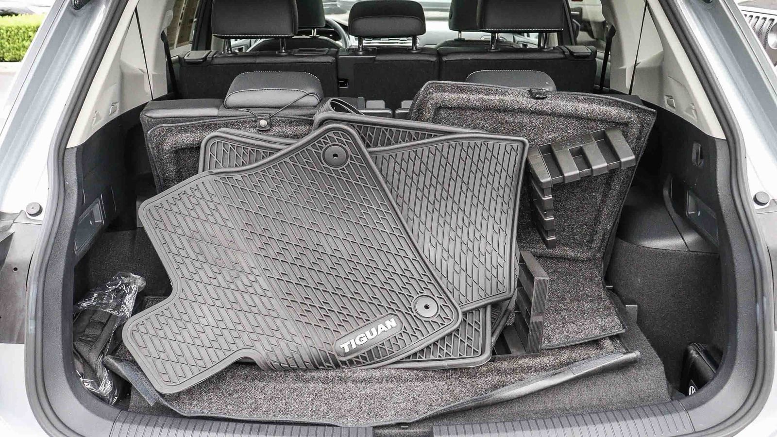 Used 2024 Volkswagen Tiguan SE w/ Panoramic Sunroof Package FWD image 27