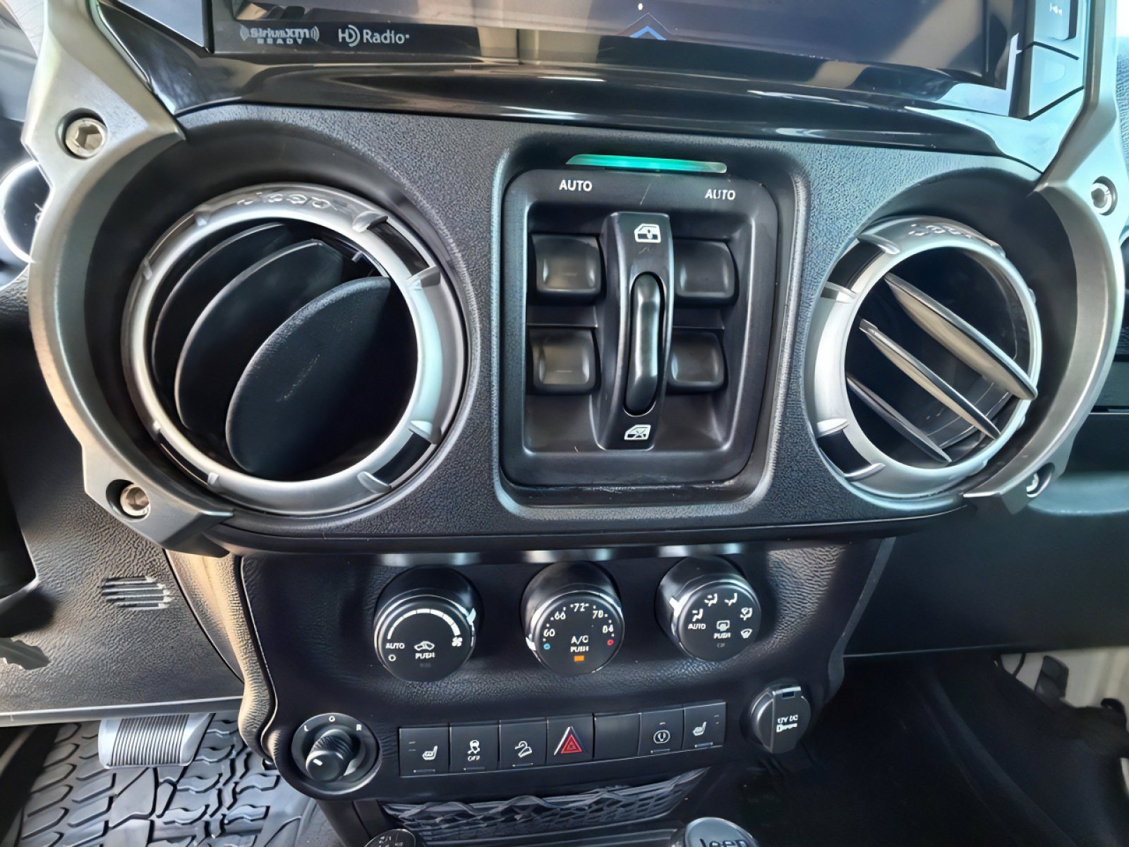 Used 2016 Jeep Wrangler Unlimited Rubicon image 29