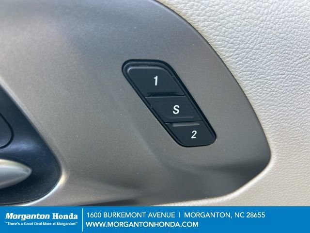 Used 2021 Chrysler Pacifica Touring-L w/ Uconnect Theater Family Group FWD image 14