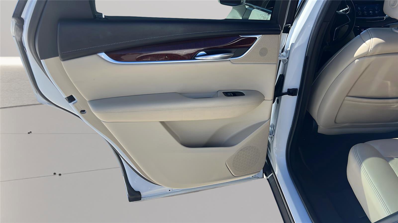 Used 2018 Cadillac XT5 Luxury w/ Driver Awareness Package image 18