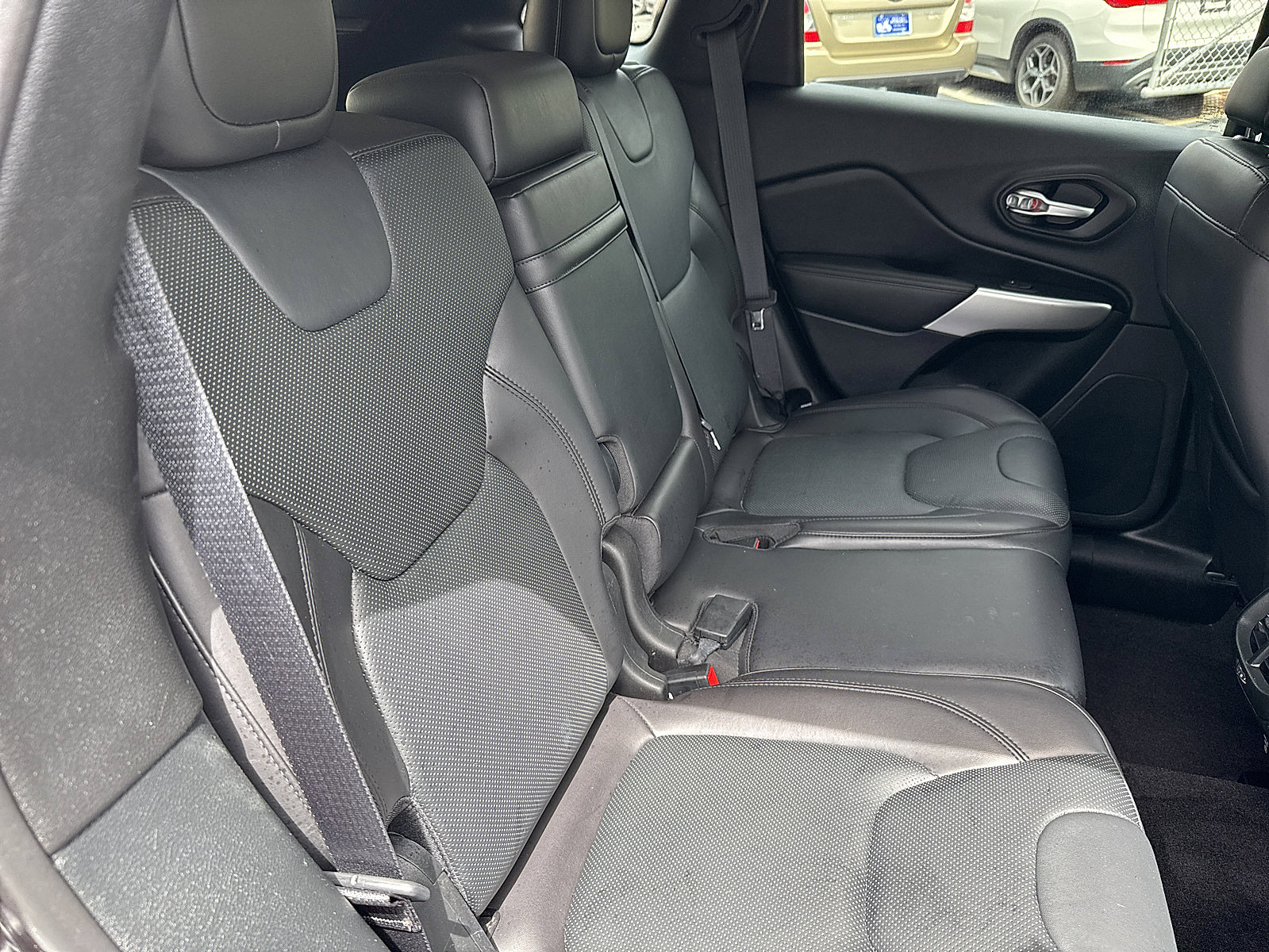 Used 2016 Jeep Cherokee Overland w/ Technology Group AWD/4WD image 29