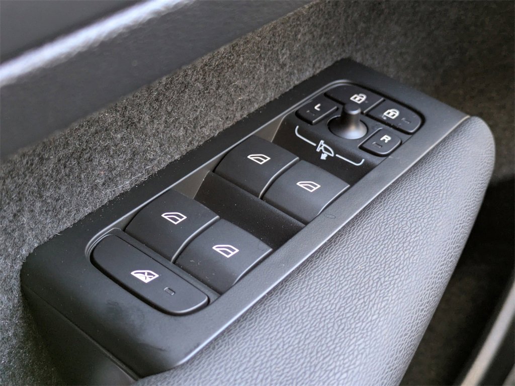 Used 2026 Volvo XC40 B4 Core image 31