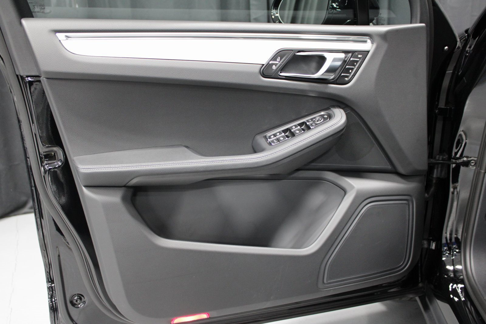 New 2026 Porsche Macan image 24