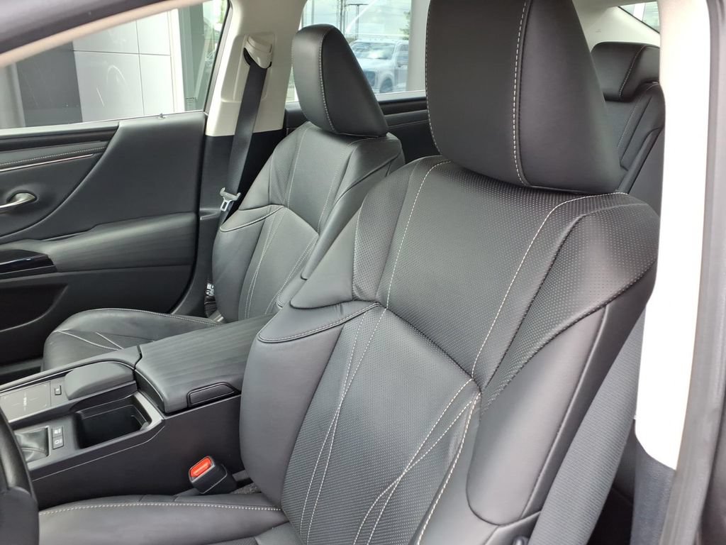Used 2022 Lexus ES 300h w/ Accessory Package FWD image 13