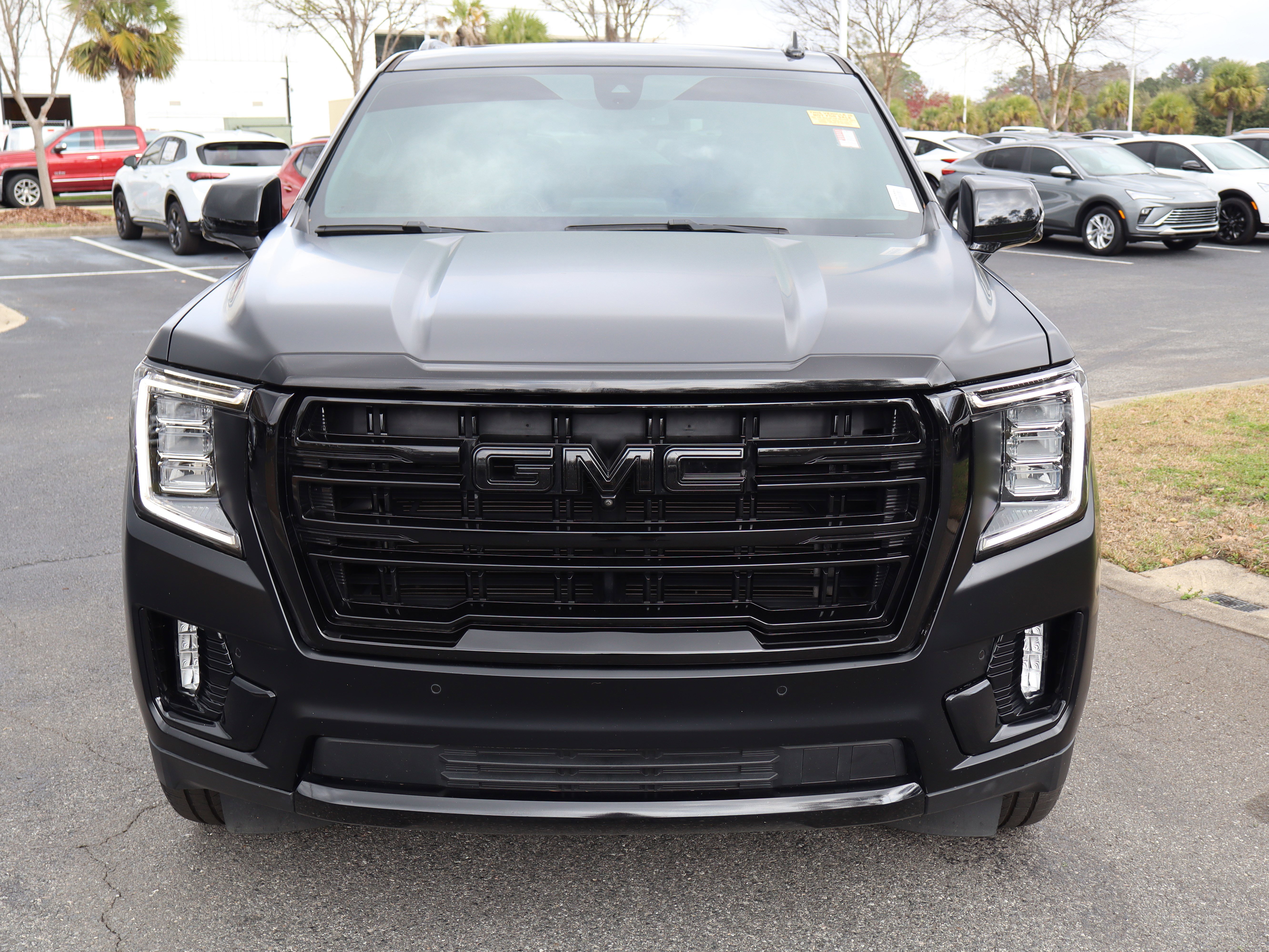 Used 2022 GMC Yukon SLT w/ SLT Premium Package image 3