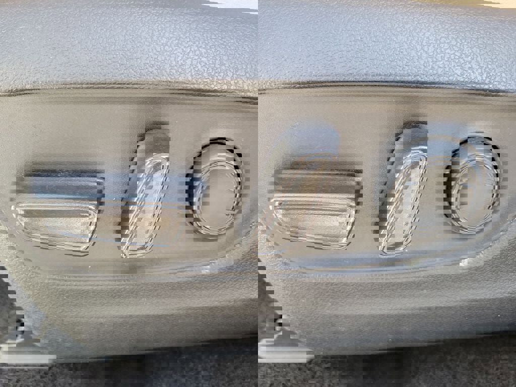 Used 2021 Toyota RAV4 XLE Premium image 17