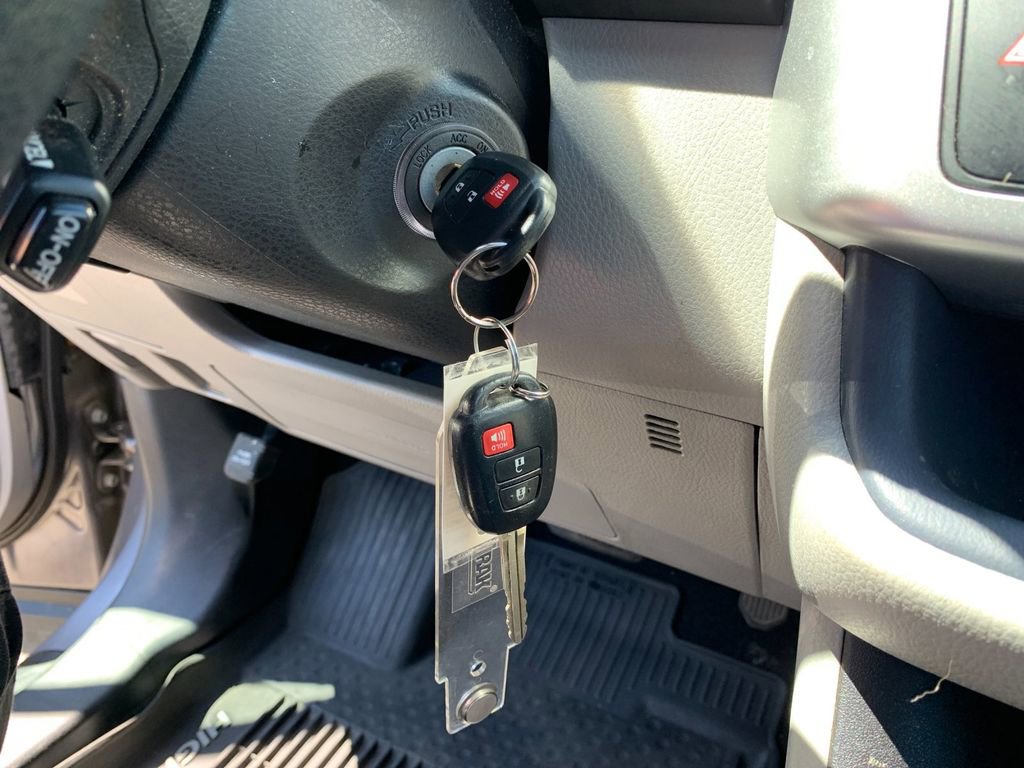 Used 2017 Toyota Highlander LE AWD/4WD image 28