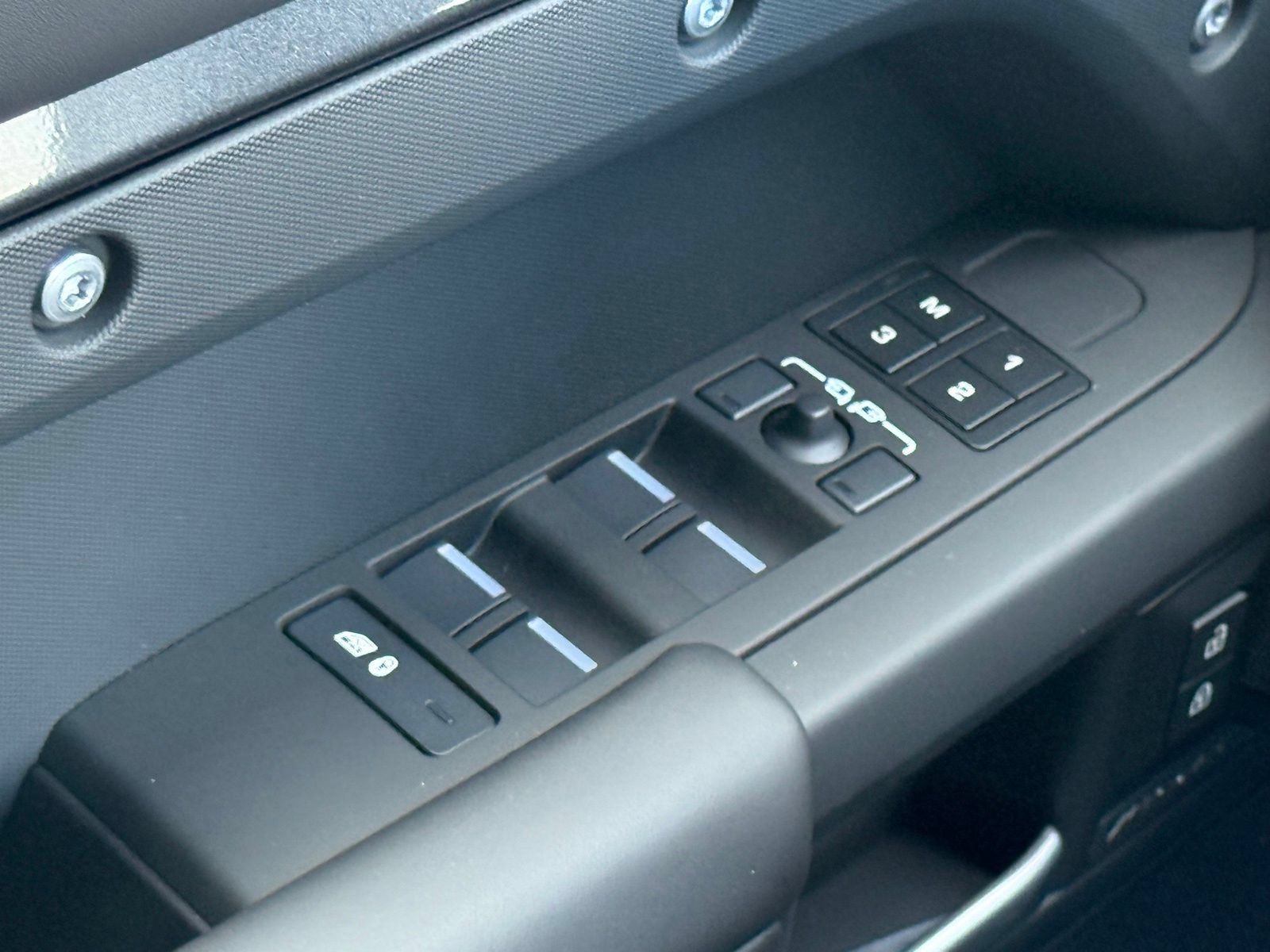 New 2025 Land Rover Defender 110 X-Dynamic SE AWD/4WD image 38