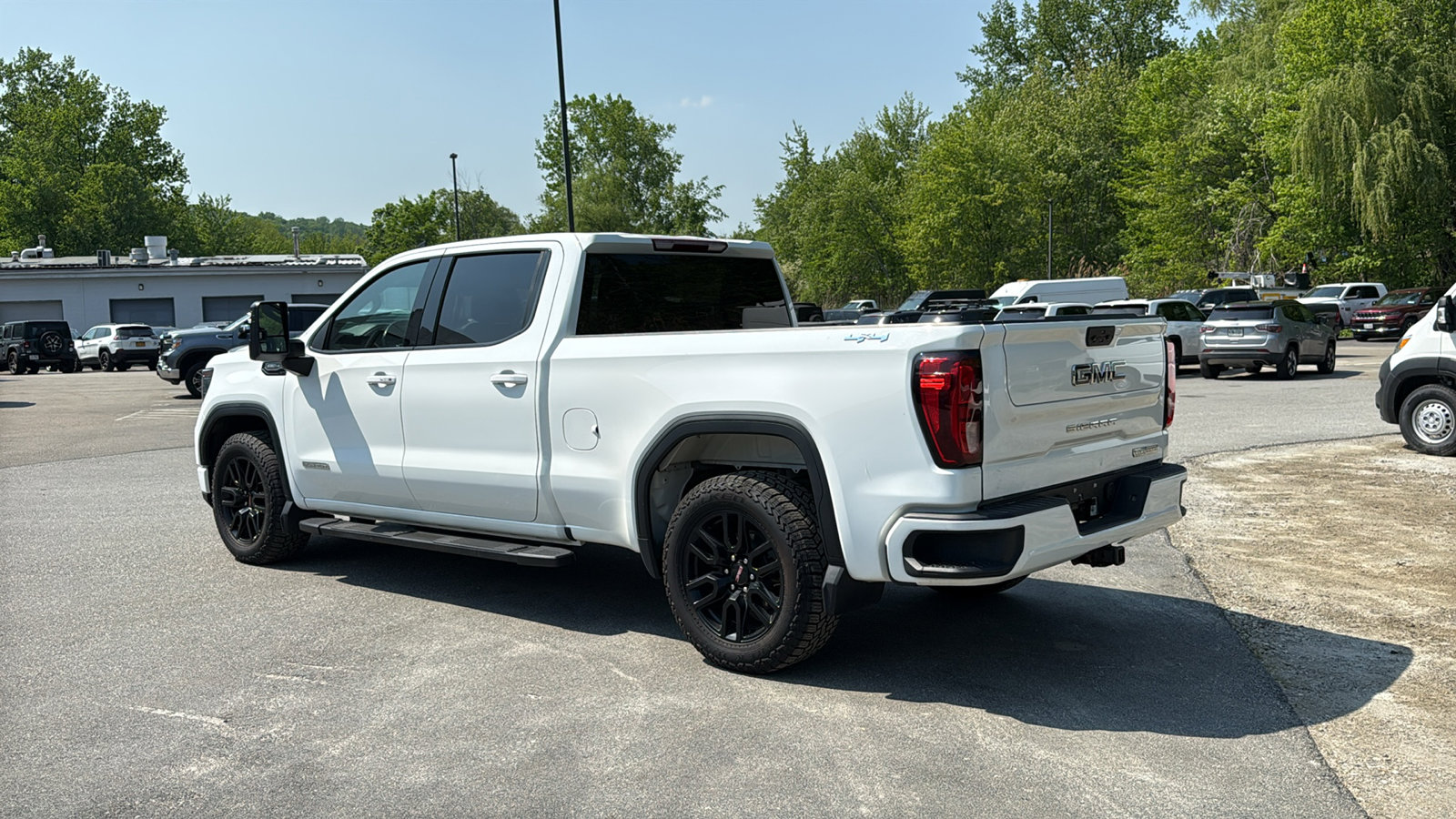 Used 2022 GMC Sierra 1500 Elevation w/ LPO, Elevation Black Package AWD/4WD image 8