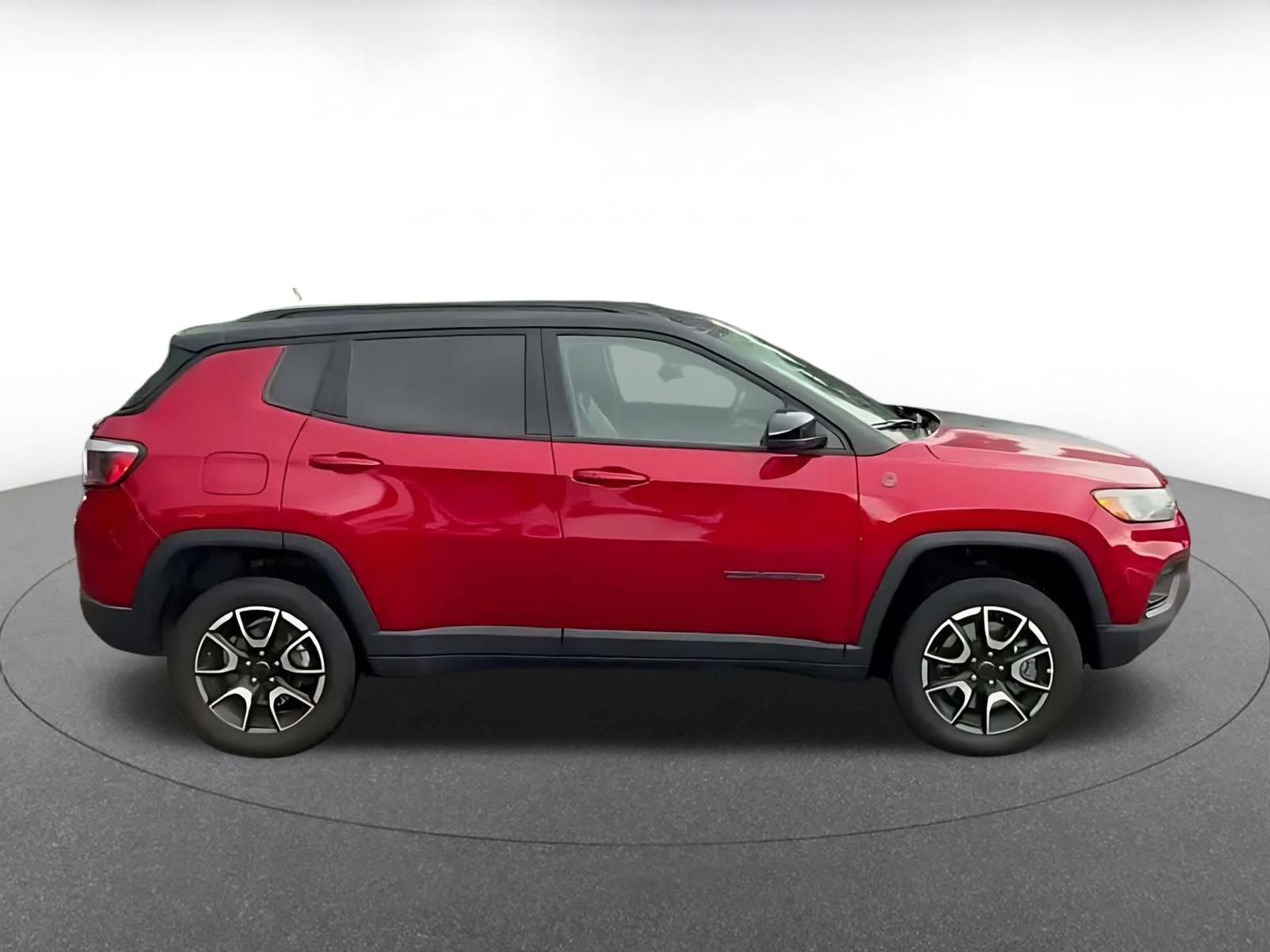 Used 2025 Jeep Compass Trailhawk AWD/4WD image 15