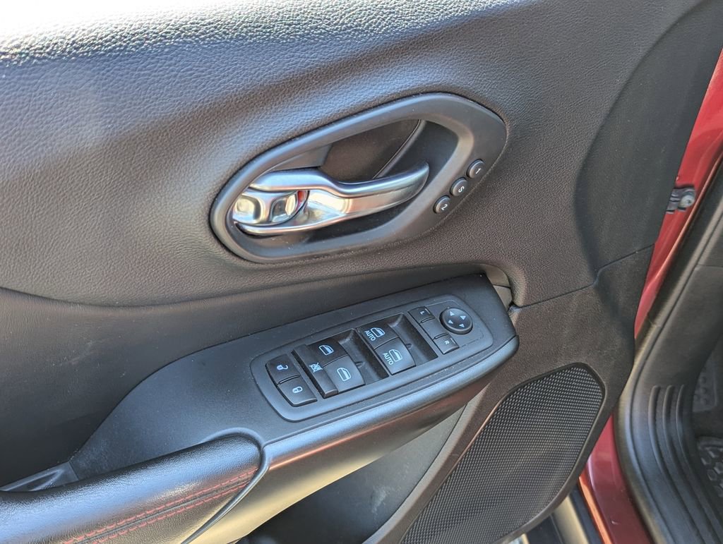 Used 2020 Jeep Cherokee Trailhawk AWD/4WD image 11